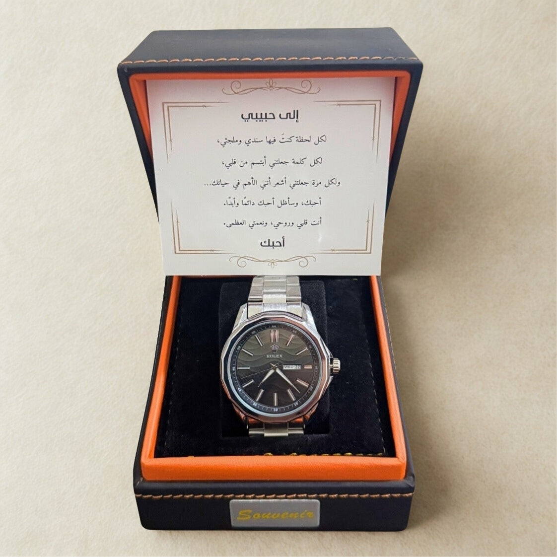 ساعة رولكس فاخرة مع بطاقة إهداء رومانسية بعنوان "إلى حبيبي"
