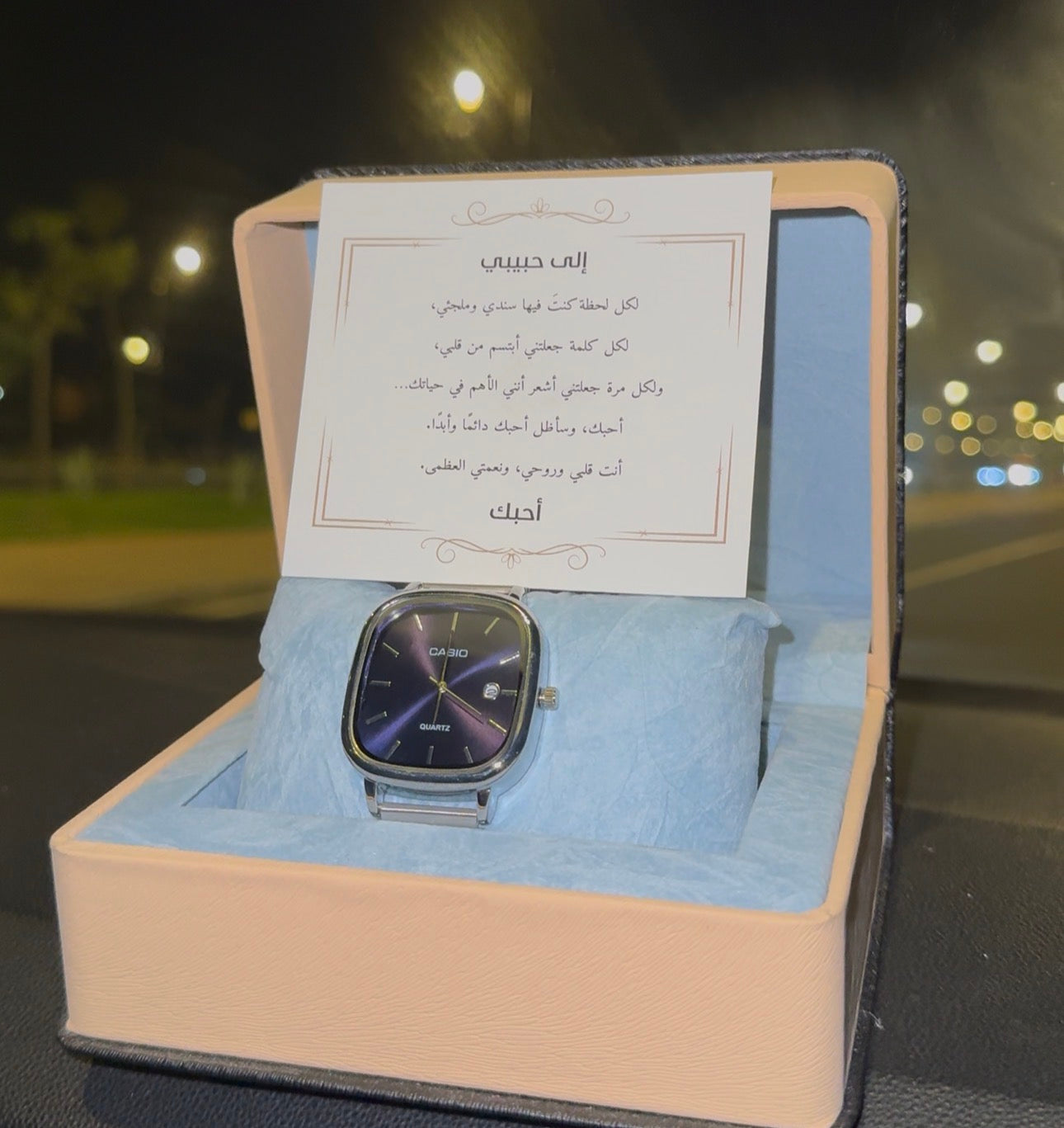 هدية عبارة عن ساعة أنيقة + علبة فاخرة + بطاقة حب رومانسية